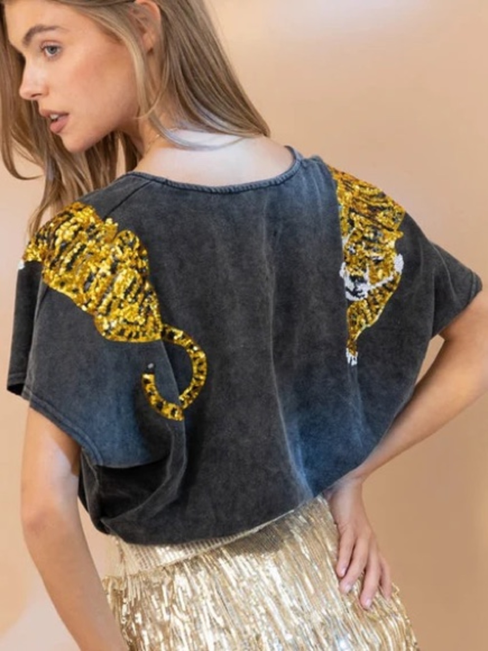Short-Sleeve Patch V Neck Tiger Sequin Patch T Shirt Top - Grey Black Charcoal - Picture 4 of 6
